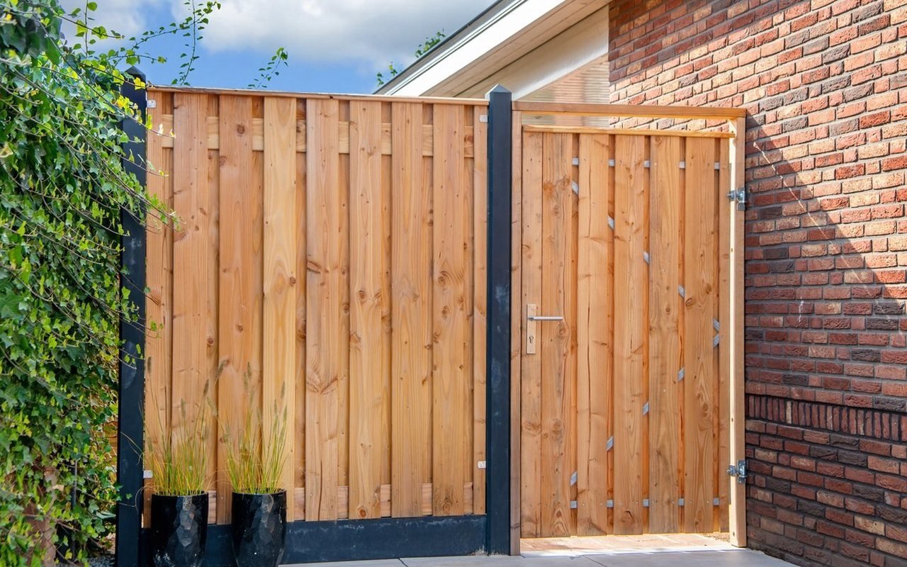 Een houten poort maken en hangen