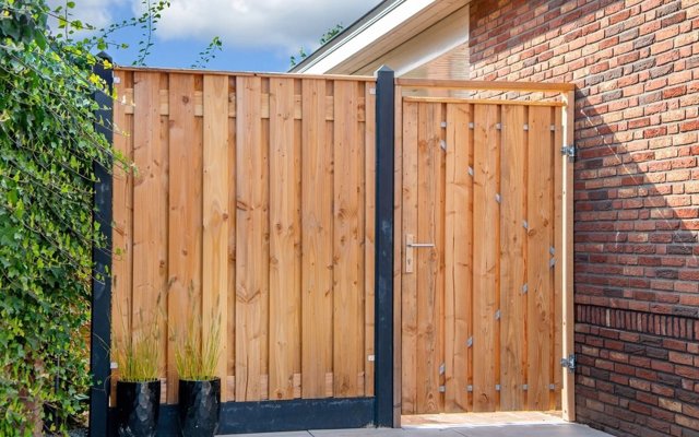 Een houten poort maken en hangen