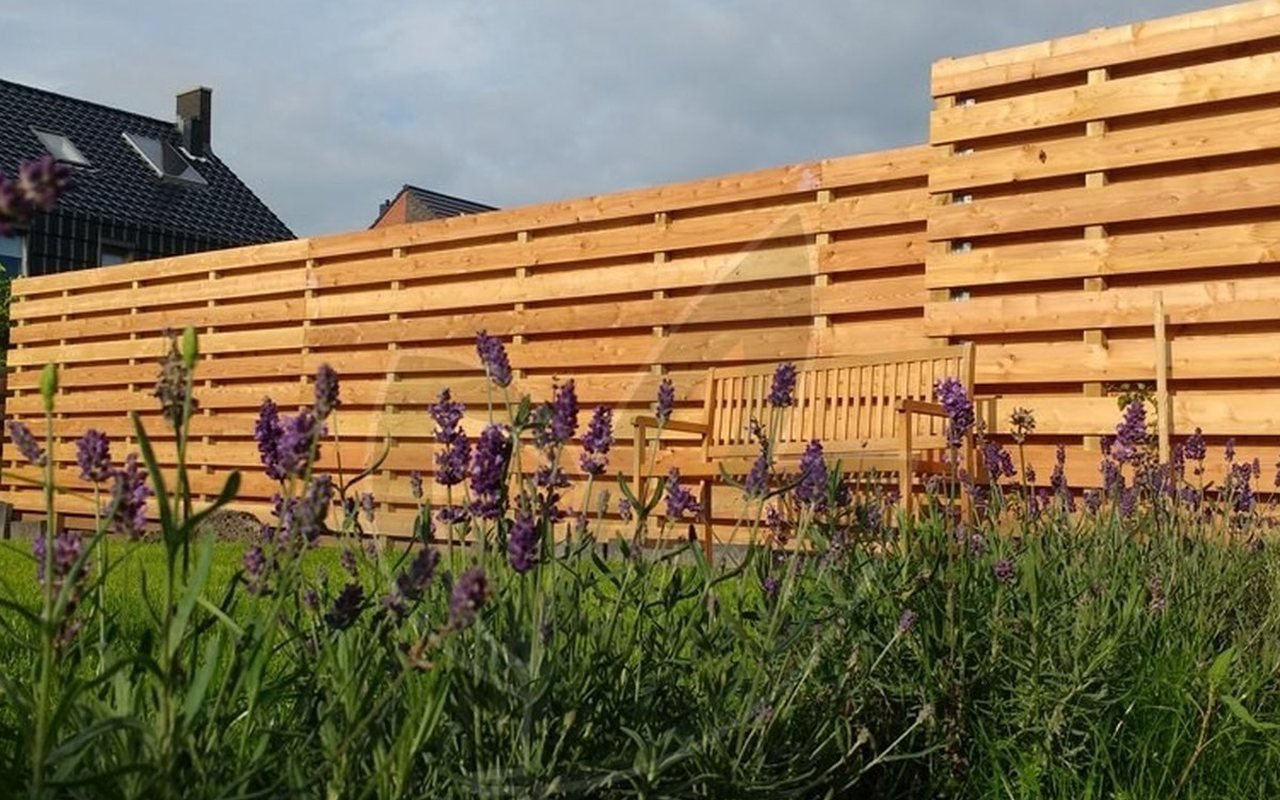 Een schutting bouwen van losse planken