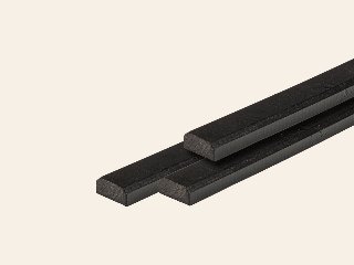 Vuren lat 1,8 × 4,0 × 224 cm, zwart gespoten, geschaafd, 2 zijden vellingkant
